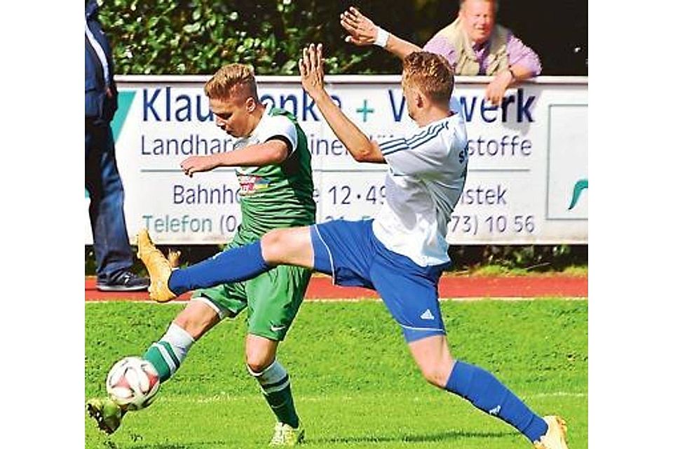 Fußball-Bezirksligist BV Garrel (in Grün) holte sich beim SV Emstek mit einem 1:1 im fünften Saisonspiel den ersten Punktgewinn ab. Björn Lichtfuß