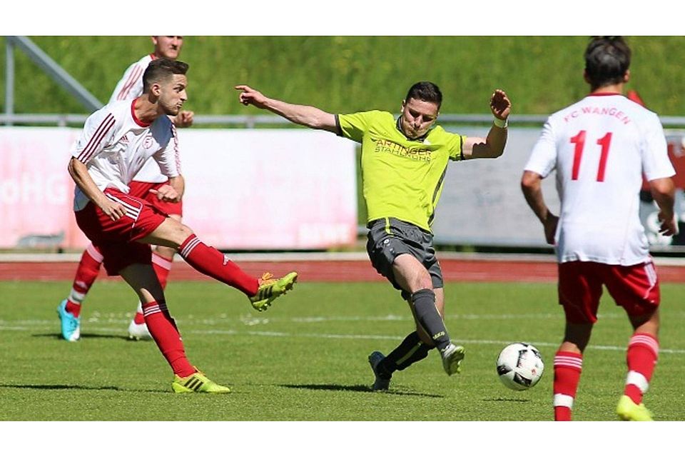 Bittere Niederlage: Der FC Wangen (links Okan Housein) verlor sein Heimspiel gegen den FV Löchgau mit 2:4. Foto: Josef Kopf
