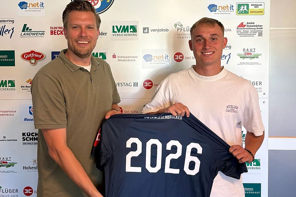 Wiedenbrücks Sportlicher Leiter Oliver Zech (l.) mit Neuzugang Fabio Riedl.