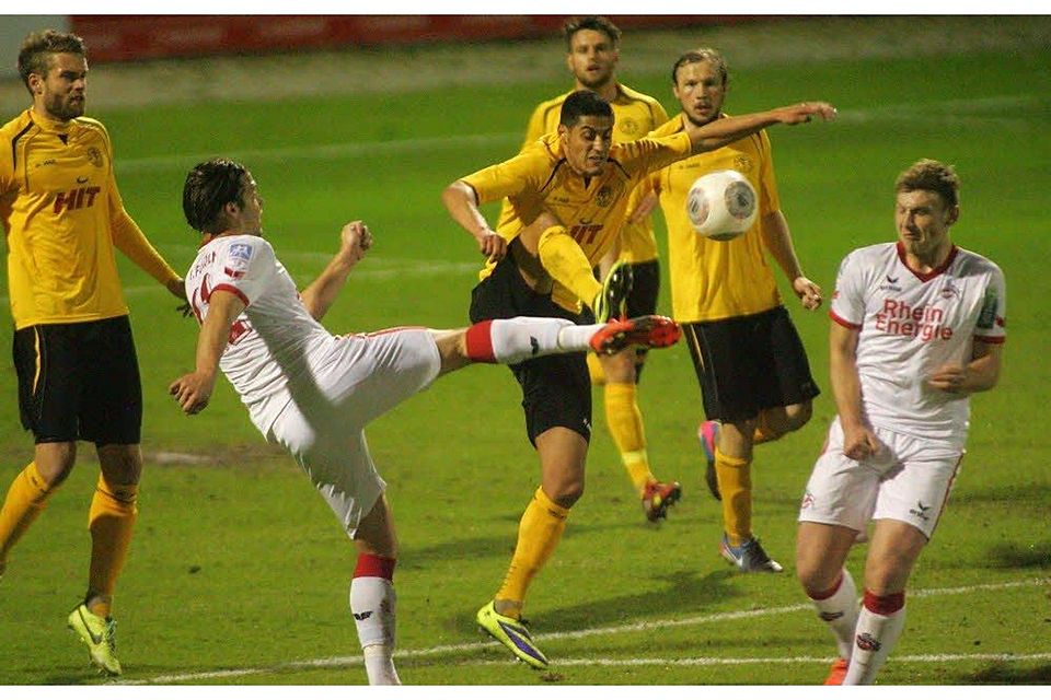 Fortunas Torschütze Hamdi Dahmani (Mitte) setzt sich gegen seine FC-Gegenspieler durch., Foto: dahmen