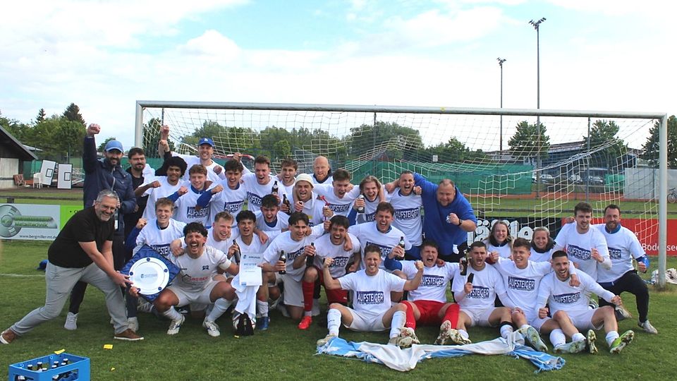 Der TSV Bobingen feiert die Meisterschaft in der Bezirksliga Süd und den Aufstieg in die Landesliga.