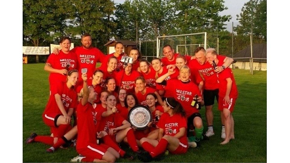 Einmal Lächeln fürs Gewinner-Selfie: Die Wormatia-Frauen feiern die Verbandsliga-Meisterschaft.	Foto: Florian Hofmann