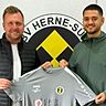 Tim Eibold, Sportlicher Leiter des BV Herne-Süd (l.), stellt den nächsten Transferkracher vor: Ubeyd Güzel kommt aus der Oberliga.