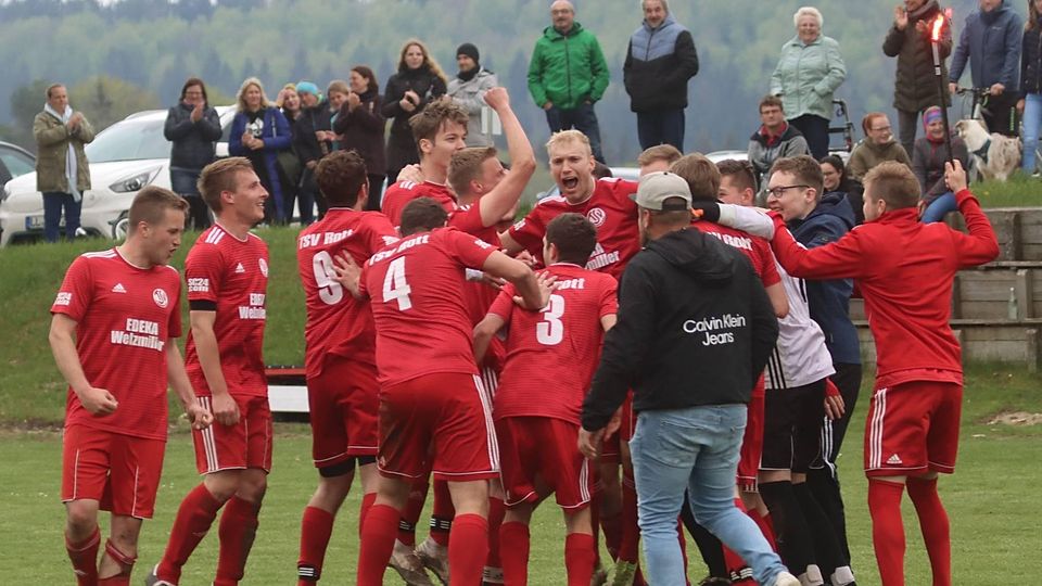Rotter Aufstiegsjubel: So feierten die TSV-Spieler vor etwa einem Monat den Titel in der A-Klasse. Am Wochenende starten sie beim „Erdinger Meister-Cup“.