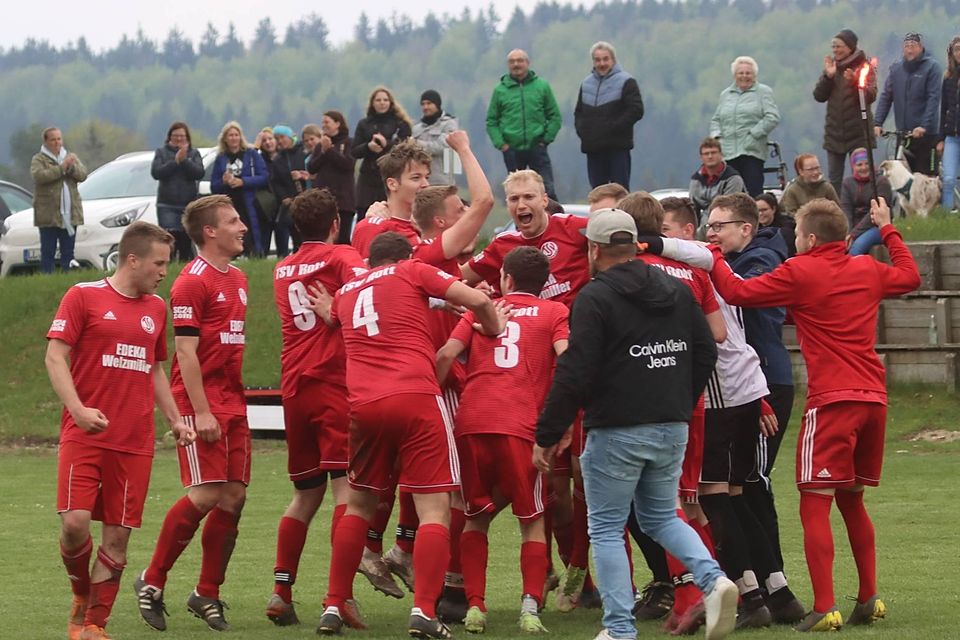 Rotter Aufstiegsjubel: So feierten die TSV-Spieler vor etwa einem Monat den Titel in der A-Klasse. Am Wochenende starten sie beim „Erdinger Meister-Cup“.