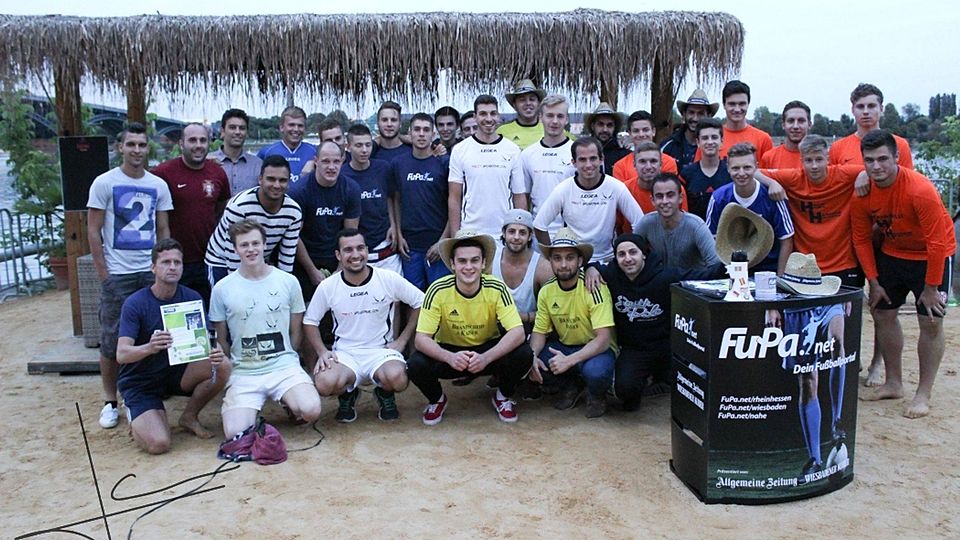 Nach der Siegerehrung des ersten FuPa Beach Soccer Cups formierten sich die Mannschaften und das FuPa-Team noch für ein Erinnerungsfoto. (Bild: Henz)