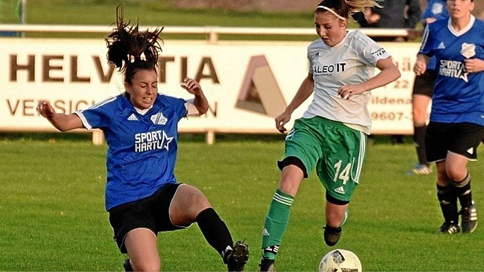 Die Frauen des TSV Neudorf (re.) und des FC Thalmassing, hier im Ligaduell, kämpfen ums Weiterkommen. F: Rosenau
