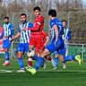 Mohammed Abbou (Mitte) von der SKV Büttelborn II kann gegen Ginsheims Doppeltorschützen Jaden Marvin Meyer (vorne) wenig ausrichten. Abdelhafid Darrah (links) sorgte zuvor für den Ausgleichstreffer des VfB Ginsheim.	