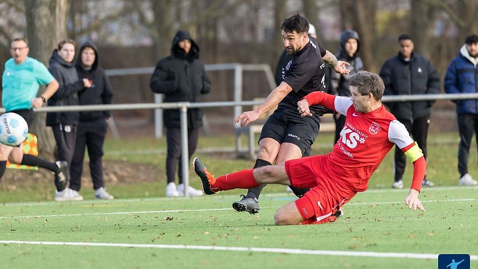 Ein umkämpftes Derby endete wie bereits im Hinspiel mit einem Remis. Der FC 07 (in schwarz) beendete die Partie gegen die TSV Auerbach (in rot) mit nur noch acht Spielern. 