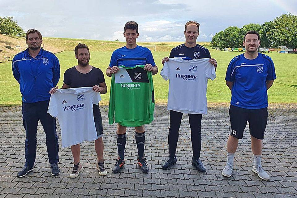 Die beiden Abteilungsleiter Jens Schmidt (links) und Jochen Mittring (rechts) begrüßten die drei Neuzugänge des TSV Unterringingen. In der Mitte von links: Manuel Oßwald, Dennis Stöffelmeir und Spielertrainer Mark Wimmer.