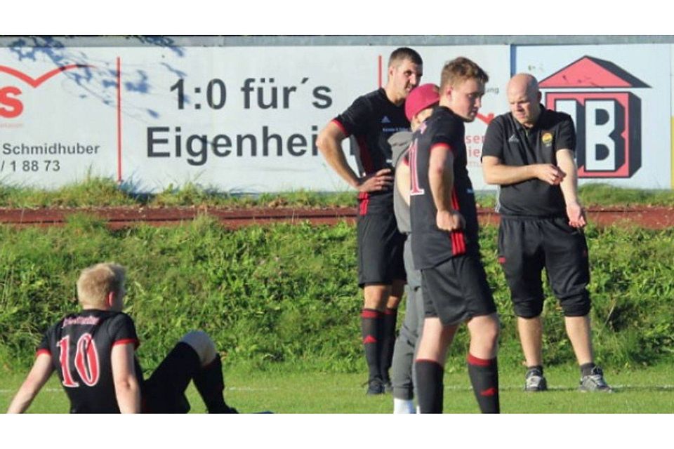 Ratlos und frustig: Nach der 1:2-Niederlage beim ASV Habach waren die Spieler des TSV Otterfing nur noch enttäuscht nach den zwei fatalen Fehlern in der Abwehr. Foto: Roland Halmel