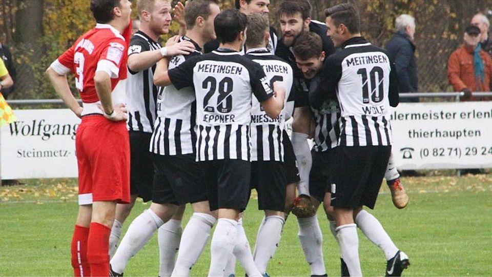 Sechs Mal hatten die Meitinger Matthias Schuster, René Heugel, Daniel Deppner, Johannes Nießner, Florian bauer, Nemanja Ranitovic, Alexander Heider und Fabian Wolf (von links) Grund zum Jubeln. Aindlings Michael Hildmann hätte am liebsten sein Trikot verspeist.	F.: Karin Tautz