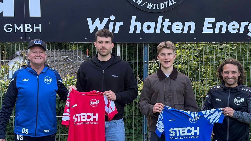 Uwe Saier (ganz links) und Dennis Jehle (ganz rechts) von der Sportlichen Leitung der SpVgg. Gundelfingen/Wildtal heißen Rückkehrer Simon Bauer (Zweiter von links) und Luca Herrmann willkommen.