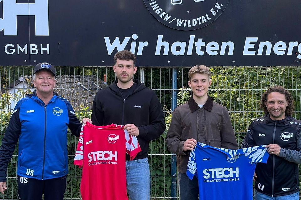 Uwe Saier (ganz links) und Dennis Jehle (ganz rechts) von der Sportlichen Leitung der SpVgg. Gundelfingen/Wildtal heißen Rückkehrer Simon Bauer (Zweiter von links) und Luca Herrmann willkommen. Uwe Saier (ganz links) und Dennis Jehle (ganz rechts) von der Sportlichen Leitung der SpVgg. Gundelfingen/Wildtal heißen Rückkehrer Simon Bauer (Zweiter von links) und Luca Herrmann willkommen.