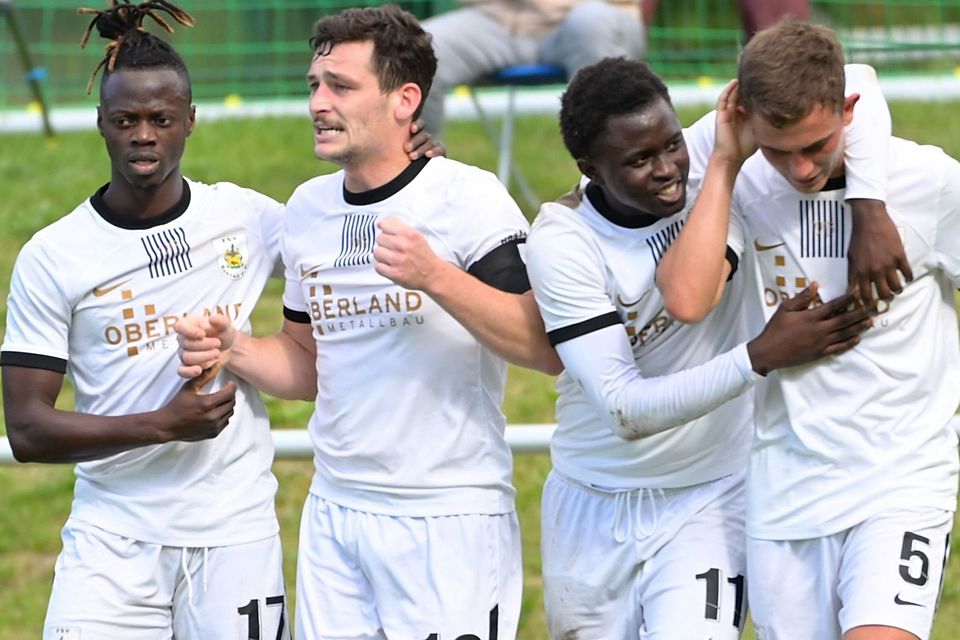 Mit der Hinrunde konnten die Schleizer um Kapitän Albert Pohl (2.v.l.) durchaus zufrieden sein. Der Rückrundenstart entscheidet nach Meinung von Roger Fritzsch darüber wohin die "Ligareise" noch geht... 