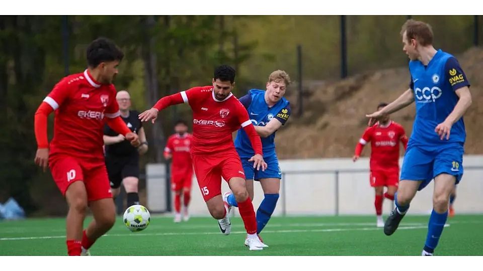 Türk-Gücü-Spielertrainer Burak Aksoy (Mitte, links) in den Fängen des Marburger Sportfreunds Lars Henric Zander. Breidenbachs Elfmetertorschütze Mustafa Kocaaslan (links) und Blau-Gelb-Kicker Bastian Sasse (rechts) verfolgen den Zweikampf mit Argusaugen. © Lars Hinter