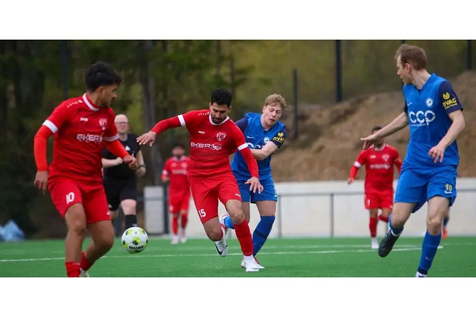 Türk-Gücü-Spielertrainer Burak Aksoy (Mitte, links) in den Fängen des Marburger Sportfreunds Lars Henric Zander. Breidenbachs Elfmetertorschütze Mustafa Kocaaslan (links) und Blau-Gelb-Kicker Bastian Sasse (rechts) verfolgen den Zweikampf mit Argusaugen. © Lars Hinter Türk-Gücü-Spielertrainer Burak Aksoy (Mitte, links) in den Fängen des Marburger Sportfreunds Lars Henric Zander. Breidenbachs Elfmetertorschütze Mustafa Kocaaslan (links) und Blau-Gelb-Kicker Bastian Sasse (rechts) verfolgen den Zweikampf mit Argusaugen. © Lars Hinter