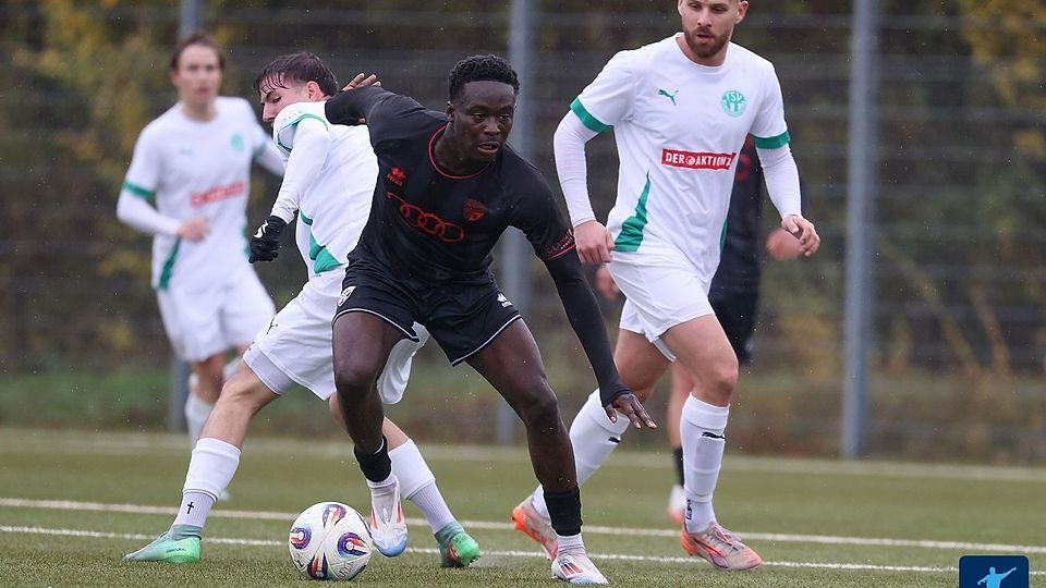 Für Jason Osei Tutu (am Ball) und seine Schanzer gab es bei der 4:0-Pleite gegen Neudrossenfeld keinen Grund zur Freude