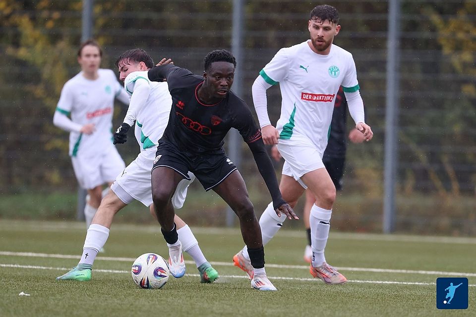 Für Jason Osei Tutu (am Ball) und seine Schanzer gab es bei der 4:0-Pleite gegen Neudrossenfeld keinen Grund zur Freude