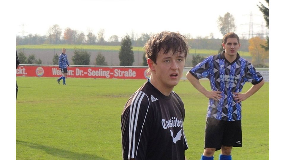 Skeptische Gesichter beim Spiel VfB Rothenstadt gegen den FC Luhe/Markt. Nur einer konnte beim 1:3 jubeln und das war der Tabellenzweite aus Luhe/Markt. Rechts hinten auf dem Bild ist der Spieler Tobi