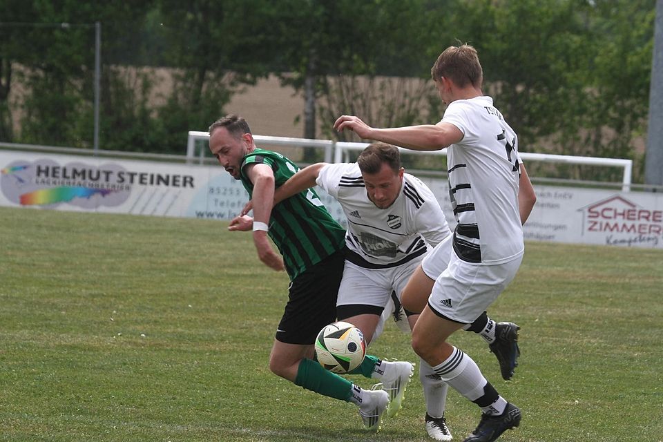 In einer umkämpften Partie setzten sich Sedin Hrbat und der SV Weichs knapp beim TSV Arnbach (weiße Trikots) 2:1 durch.