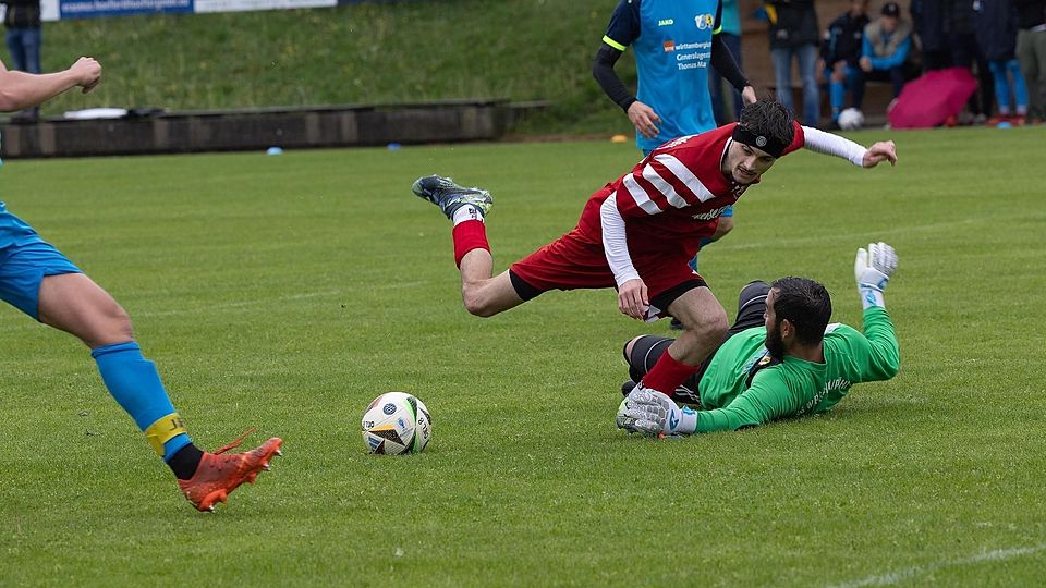 Nie richtig in Tritt fanden die Fußballer des TSV Erling-Andechs um Marius Pfänder (in Rot) gegen das Ex-Team ihres Trainers Kevin Enzi aus Wielenbach.