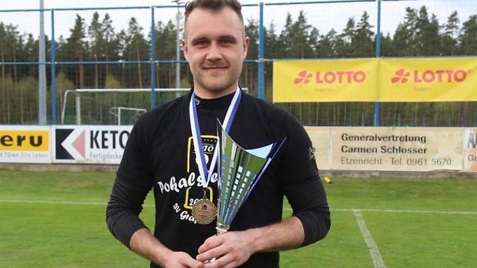 Elfmeterkiller und Matchwinner Luca Wittmann „frisch dekoriert“ mit Pokal und Medaille. 