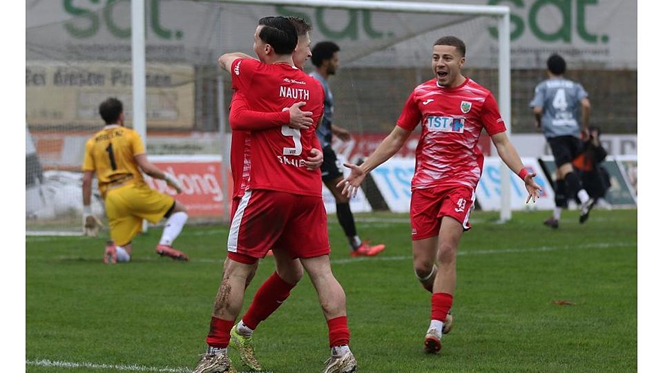 Zwei Tore in Biebrich: Wormatias Offensivspieler Marc Nauth (Nummer 9), der in dieser Szene von Nico Jäger umarmt wird, setzte sich in Biebrich doppelt in Szene. Rechts im Bild: Nicolas Obas.	Archivfoto: Christine Dirigo/pakalski-press