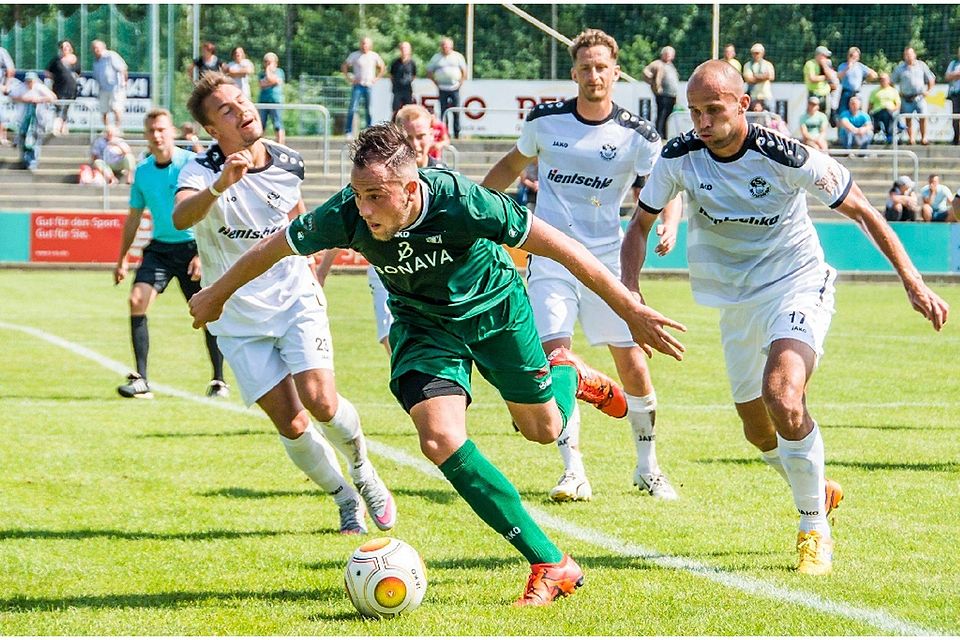 Enteilt: Tom-Melvin Schmidt (in Grün) vom FSV Union Fürstenwalde ist schneller als die Bautzener Franz Pfanne, Martin Hoßmang und Josef Nemec (von links) ©alexander winkler Enteilt: Tom-Melvin Schmidt (in Grün) vom FSV Union Fürstenwalde ist schneller als die Bautzener Franz Pfanne, Martin Hoßmang und Josef Nemec (von links) ©alexander winkler