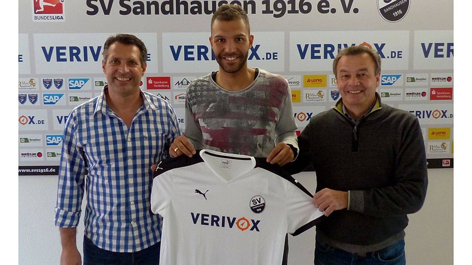 Alois Schwartz (li.), Chefcoach des SV Sandhausen, Neuzugang Daniel Gordon (Mi.) und Otmar Schork, Geschäftsführer und Sportlicher Leiter des SVS.  Foto: SVS