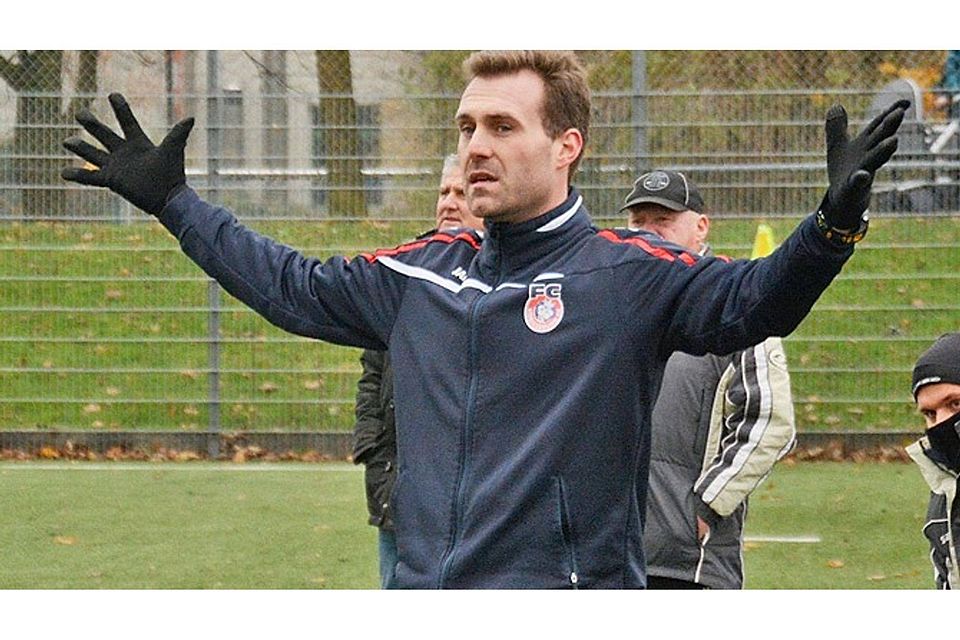 Wie läuft die Restsaison des FC Königsbrunn in der Bezirksliga? Trainer Florian Egger weiß es auch noch nicht. Aber er hofft sehr, dass der Klassenerhalt geschafft wird.  Foto: Reinhold Radloff