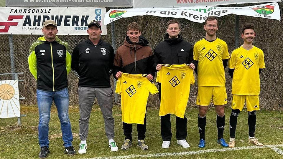 Abteilungsleiter Jürgen Zaglauer (von links) und Vorstand Alfons Graf mit den beiden Neuzugängen Robin Zellner und Alexander Gerl sowie dem Trainer-Duo Marco Eder und Marco Kolmer.