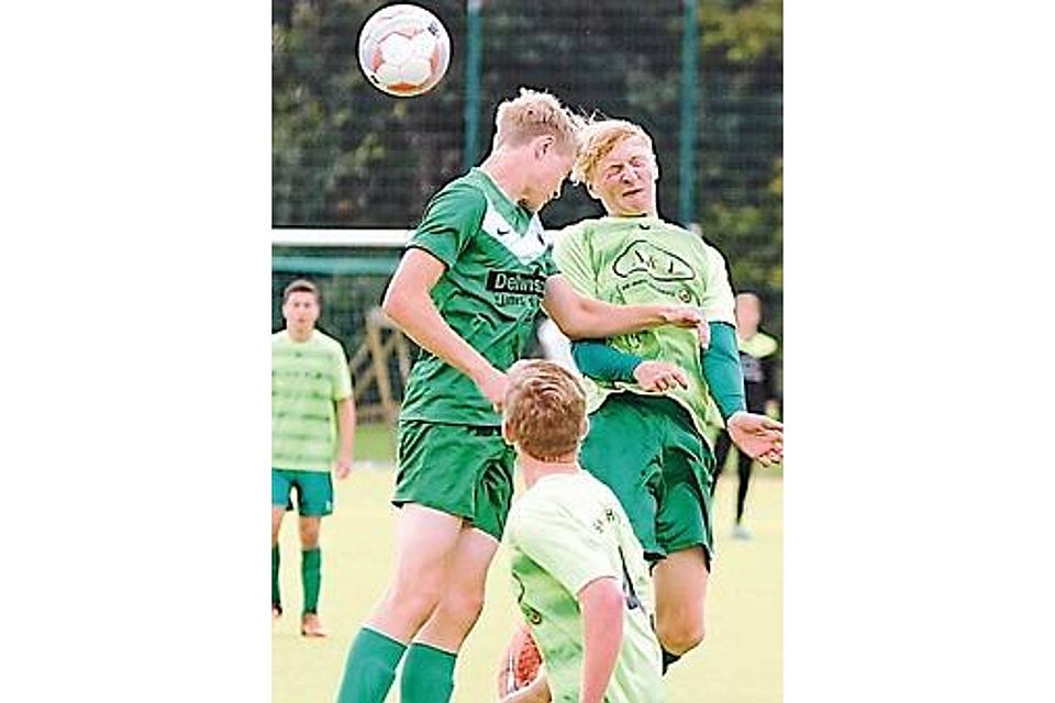 Kopfballstark und nervenstark: Abbehausens Nachwuchs (in Grün-Gelb) besiegte Garrel mit 2:0. Dennis Weiß