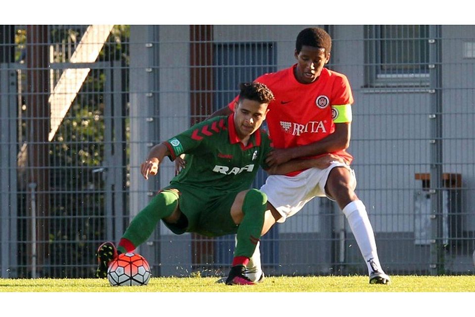 Zweikampf-Präsenz gefragt: SVWW-Kapitän Jonas Dawit (r., im Duell mit dem Freiburger Kamran Yahyaijan) und seine Teamgefährten wollen in Trier bestehen. 	Foto: Sven Severing