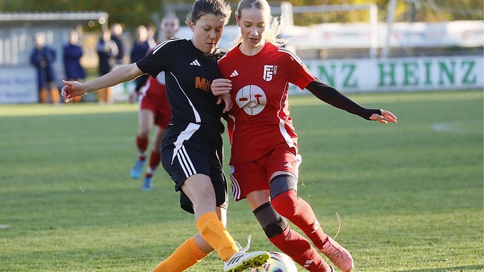 Nur in der zweiten Halbzeit ausgeglichen war das Duell zwischen dem FC Moosburg um Jule Feineisen (blaues Trikot) und der SG Freising United um Tabea Silberbach. Die Dreirosenstädterinnen hatten bereits in Hälfte eins dreifach getroffen.