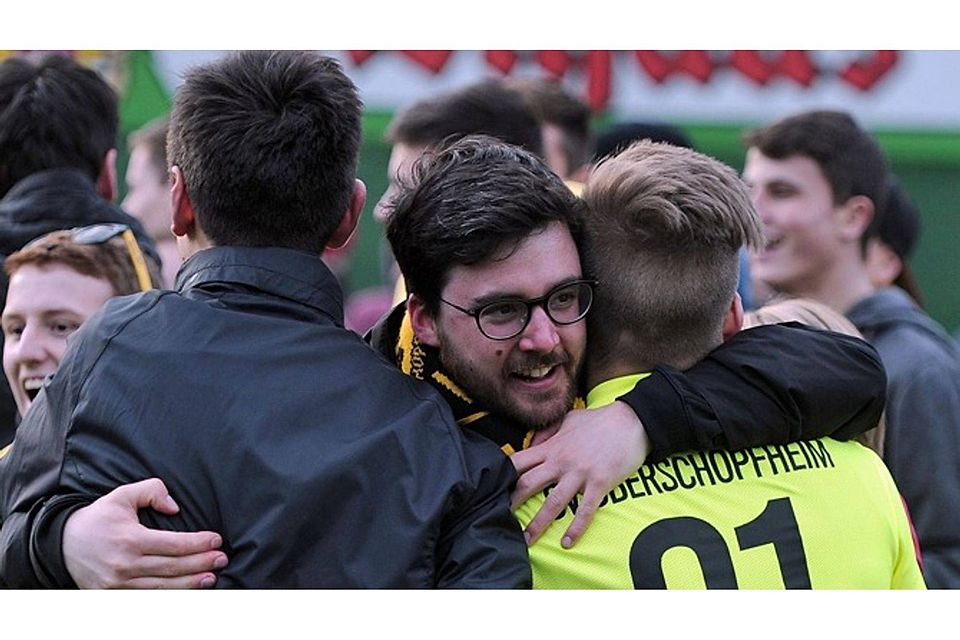 Für Trainer Sebastian Bruch gab es nach der Pokalüberraschung erneut Grund zum Jubeln wie 2015 nach dem Gewinn des Bezirkspokals. | Foto: Bettina Schaller