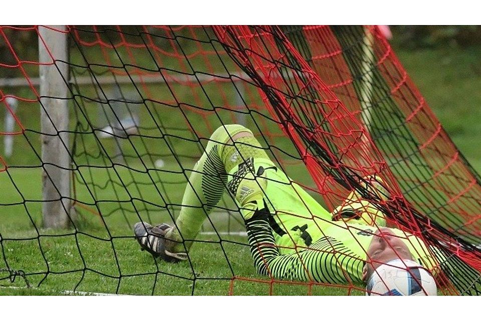 Eingenetzt: Torwart Imre Knyaz (SG Unter-Abtsteinach) nach Höchsts Ausgleich zum 3:3-Endstand. 	Foto: Herbert Krämer