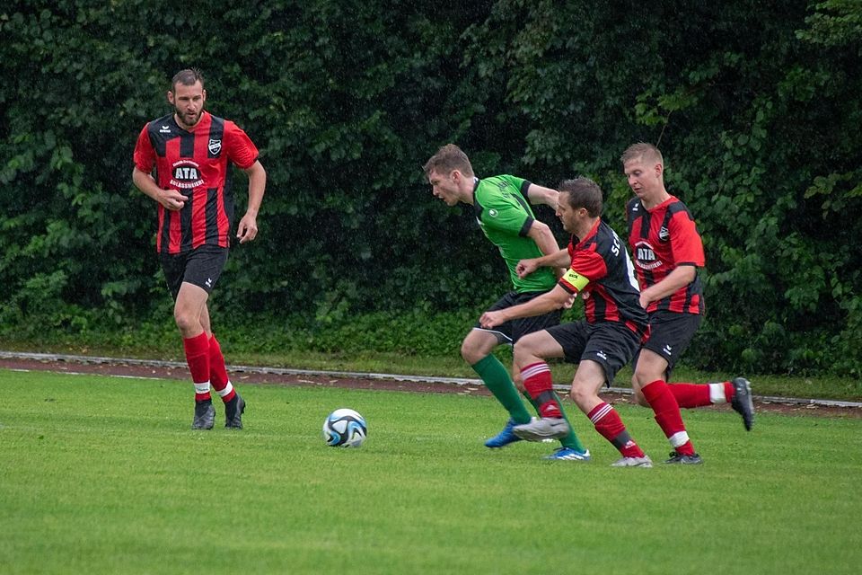Zum Derby erwartet der SC Wall (rot) den TSV Weyarn als klaren Favorit. Zum Derby erwartet der SC Wall (rot) den TSV Weyarn als klaren Favorit.