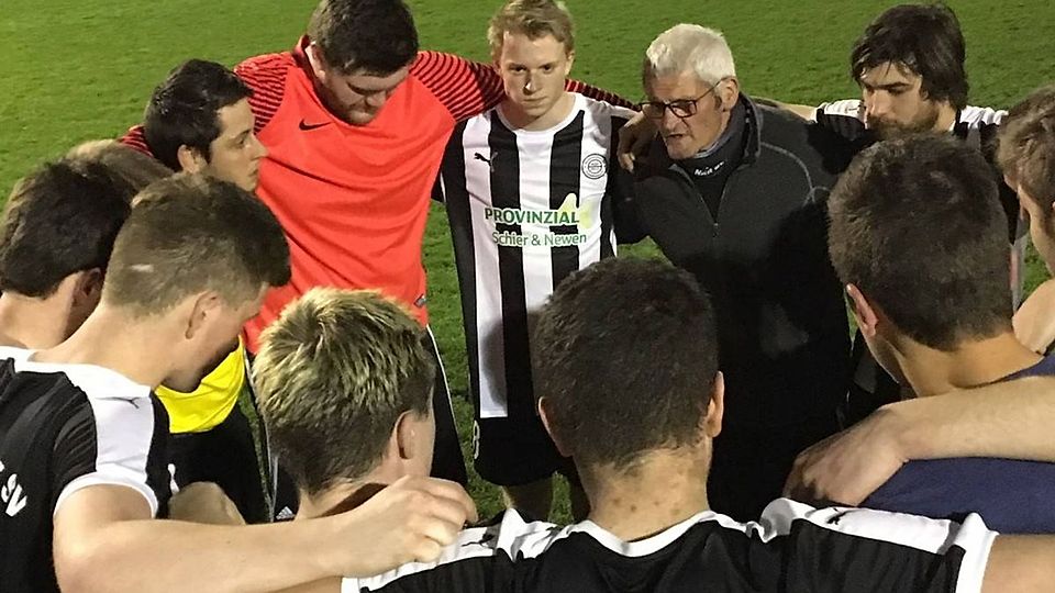 Ist wieder im Trainermetier zurück und trifft hier auch auf Michael Zeimmes (hinten rechts), den er schon im Mehlental trainiert hat: Norbert Hacken (links daneben)