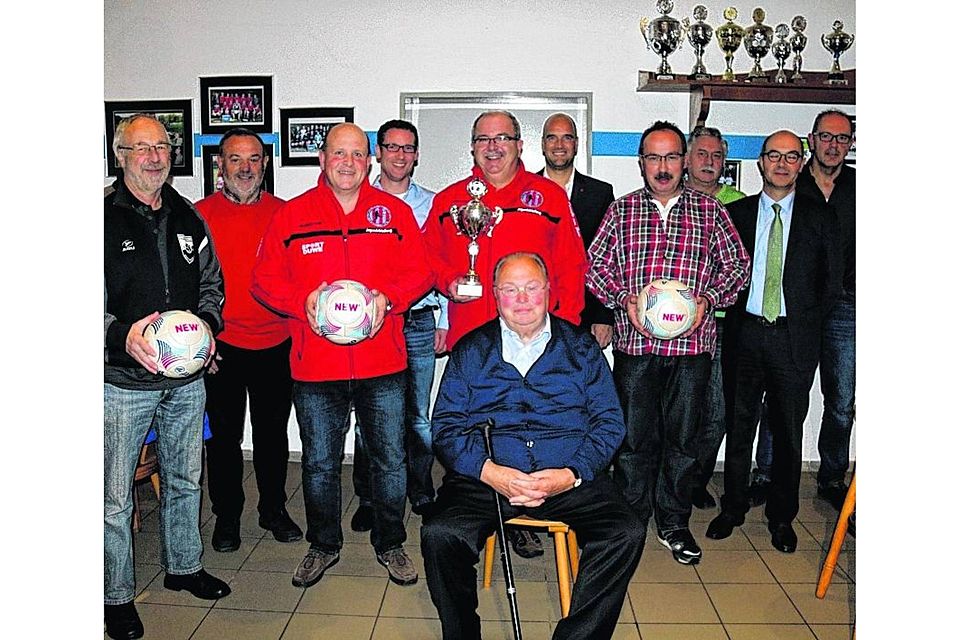 Den Jugendförderpreis erhielt die Jugendabteilung der SVG Birgden-Langbroich-Schierwaldenrath (mit Pokal). Foto: Royal