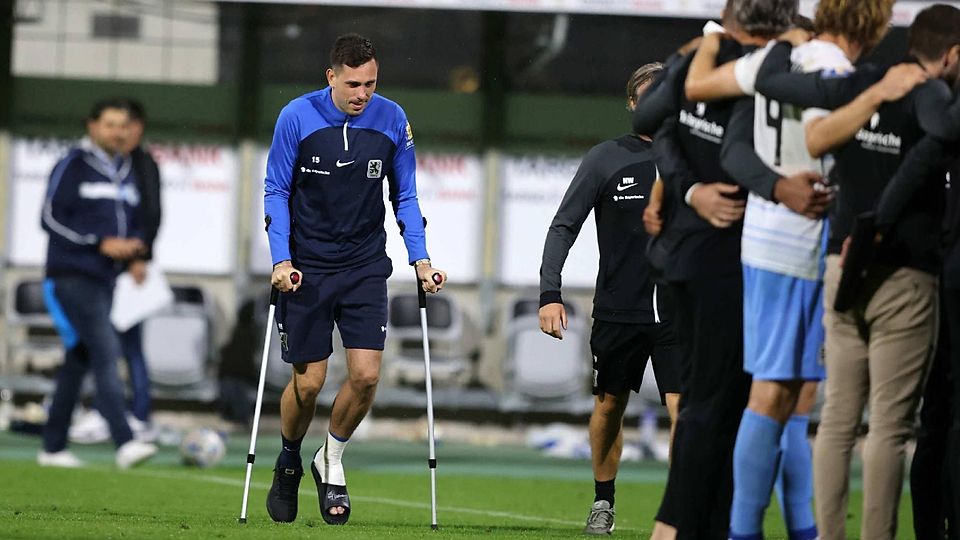 Bitterer Pokalabend: Bär humpelt auf Krücken gestützt, derweil die Mannschaft einen Kreis macht.