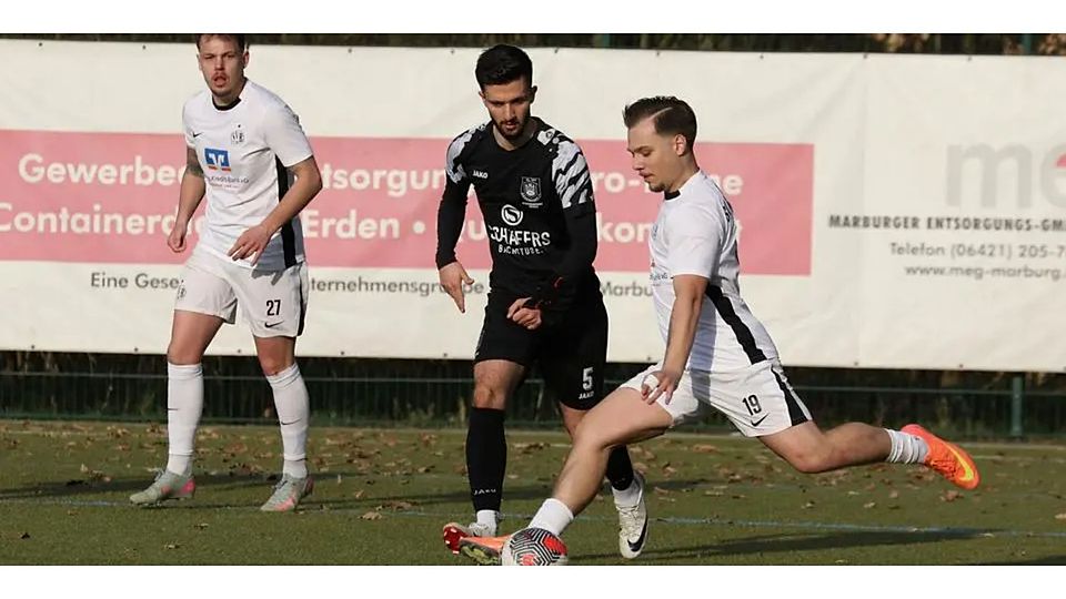 Beim 2:2 im Heimspiel gegen Mergim Sallijas VfL Biedenkopf holten Alessandro Rinker (rechts) und der SV Bauerbach den letzten von nur vier Punkten in diesem Jahr. © Jens Schmidt