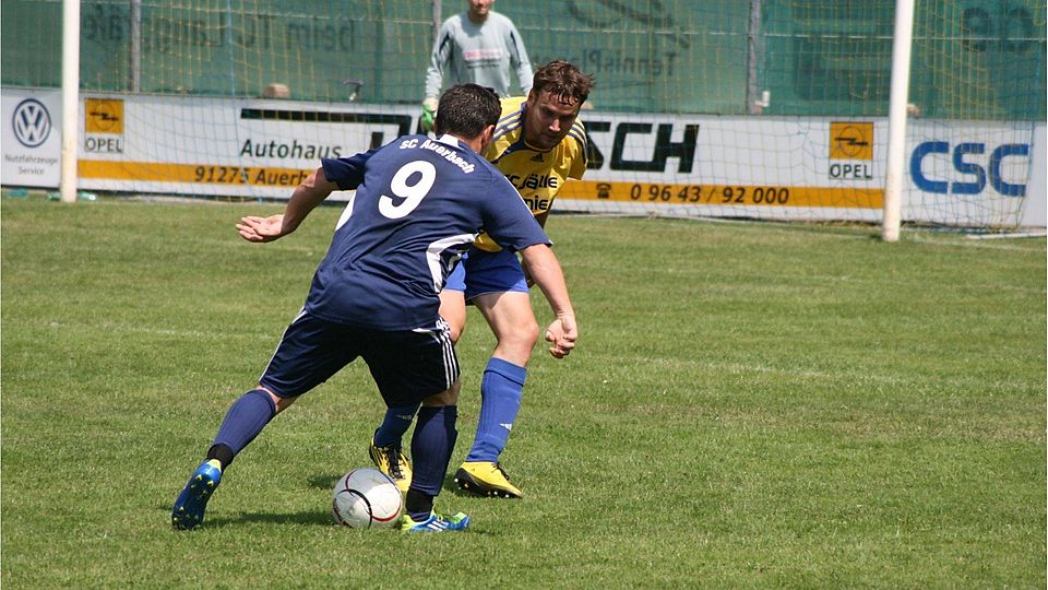 Der Auerbacher Christian Oltean (vorne) gegen den Michelfelder Dominik Maier, hinten beobachtet von Torhüter Thommy Bayer (F.: Ralph Strobl).