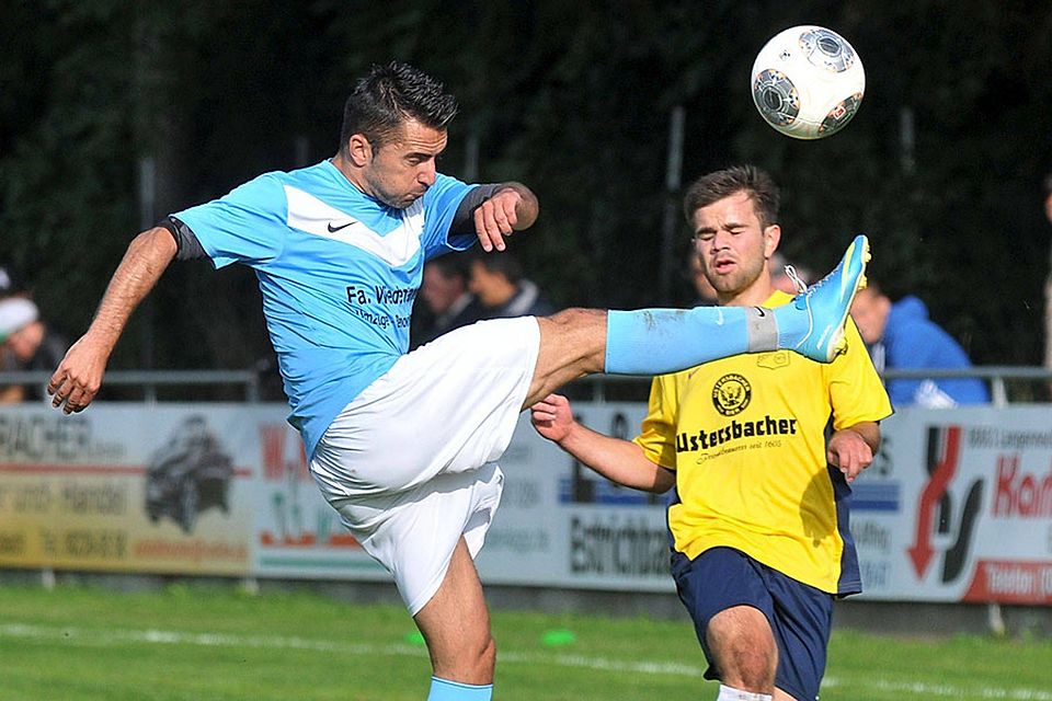 Hoch hinaus will Spielertrainer Onur Gezgin (links) mit seinem VfR Foret. Dazu wäre ein Sieg im Spitzenspiel gegen die TG Viktoria Augsburg angebracht. Maximilian Seldschopf und der TSV Ustersbach wollen sich in Ottmaring behaupten.	Foto: Lode