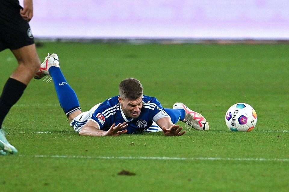Der FC Schalke 04 liegt am Boden, kann sich aber noch retten. 