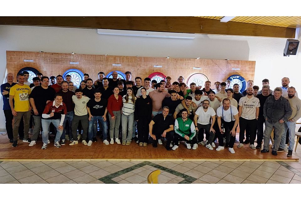 Die Teilnehmer beim Dartsturnier.