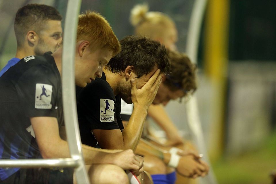 Ein Bild spricht Bände: Patrick Lienhard, Robin Garnier, Christian Telch und Florian Riedel (von links) ist die Niedergeschlagenheit nach der 0:2-Niederlage beim TSV Steinbach anzumerken. TV-Foto: Sebastian Schwarz