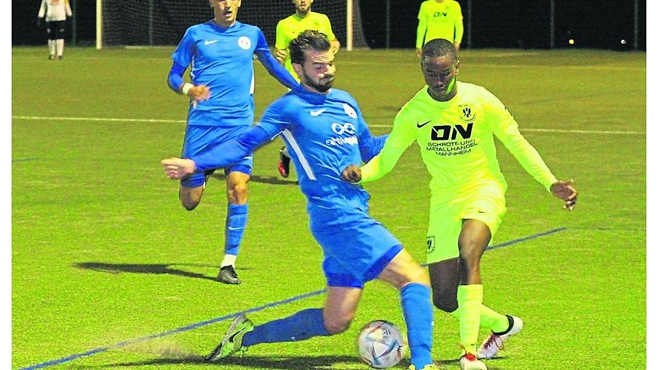 Quirliger Linksfuß: Gau-Odernheims Ousmane Diallo (gelbes Trikot) beschäftigte die Eintracht-Defensive gehörig im Pokalspiel. Hier kommt Bad Kreuznachs Kapitän Deniz Darcan gerade noch rechtzeitig. Hinten: Ex-TSVler Berkan Celebi. 	Foto: Mario Luge