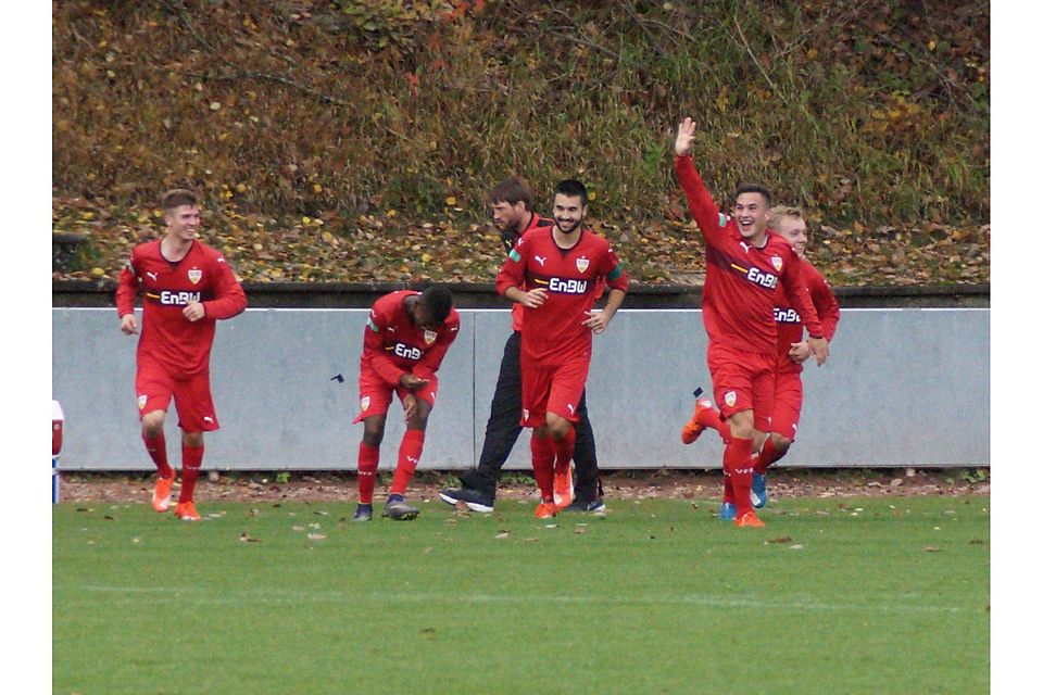 VfB-Stürmer Thomas Kunz (Zweiter von rechts) lässt sich von den Teamkollegen für seinen sehenswerten Treffer zum 3:1-Endstand im Spiel beim 1. FC Saarbrücken feiern. F: XJ