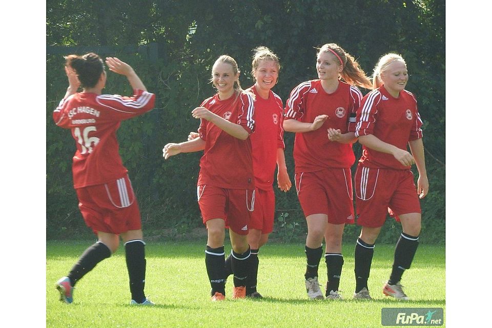 Die Fusballerinnen des SSC Hagen Ahrensburg bejubeln den Siegtreffer im Spiel gegen den TSV Russee. Foto: D. Ruhnke